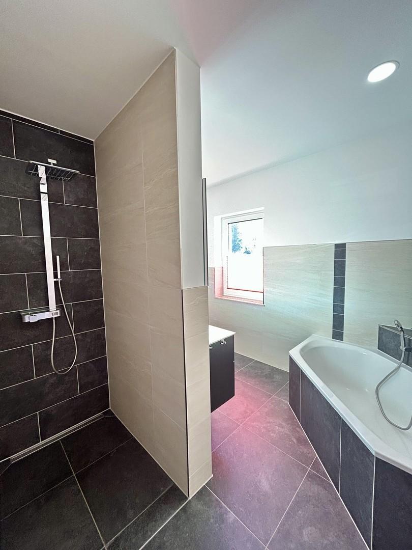 Badzimmer mit Dusche und Wanne