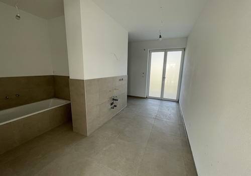 Bad in der Bauphase mit Wanne und Dusche