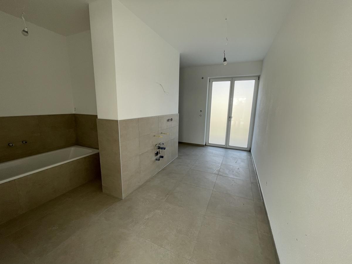 Bad in der Bauphase mit Wanne und Dusche