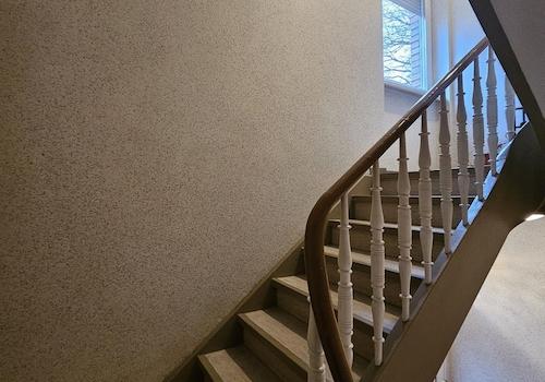 Heller, gepflegter Treppenraum