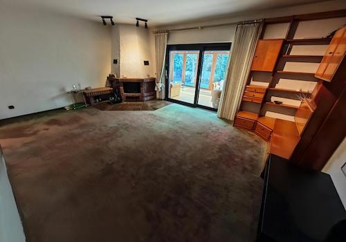 Wohnzimmer mit Kamin