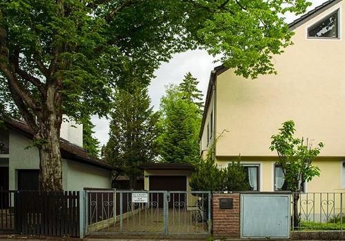 Fassade Ostseite und Einfahrt