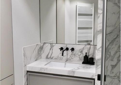 Bad mit Einbauschrank und Dusc