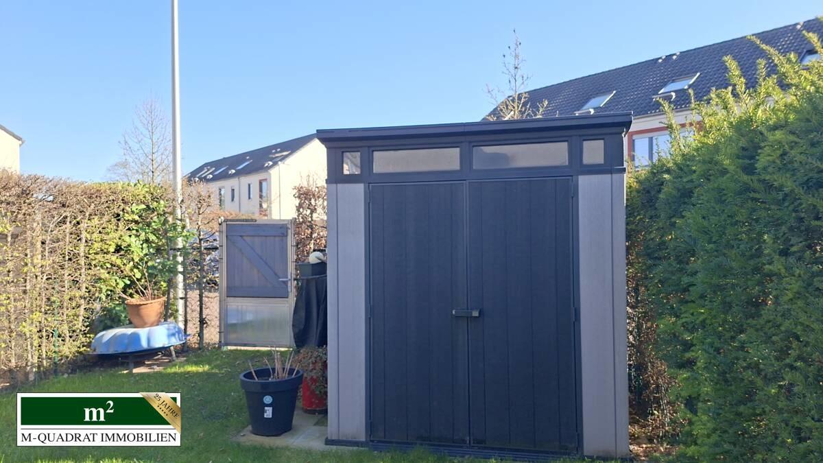 Gartenhaus und Tor zum zweiten Stellplatz