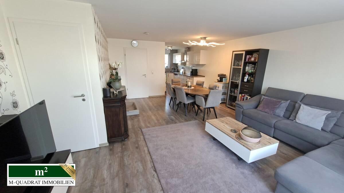 Wohnzimmer mit Blick in den Küchenbereich