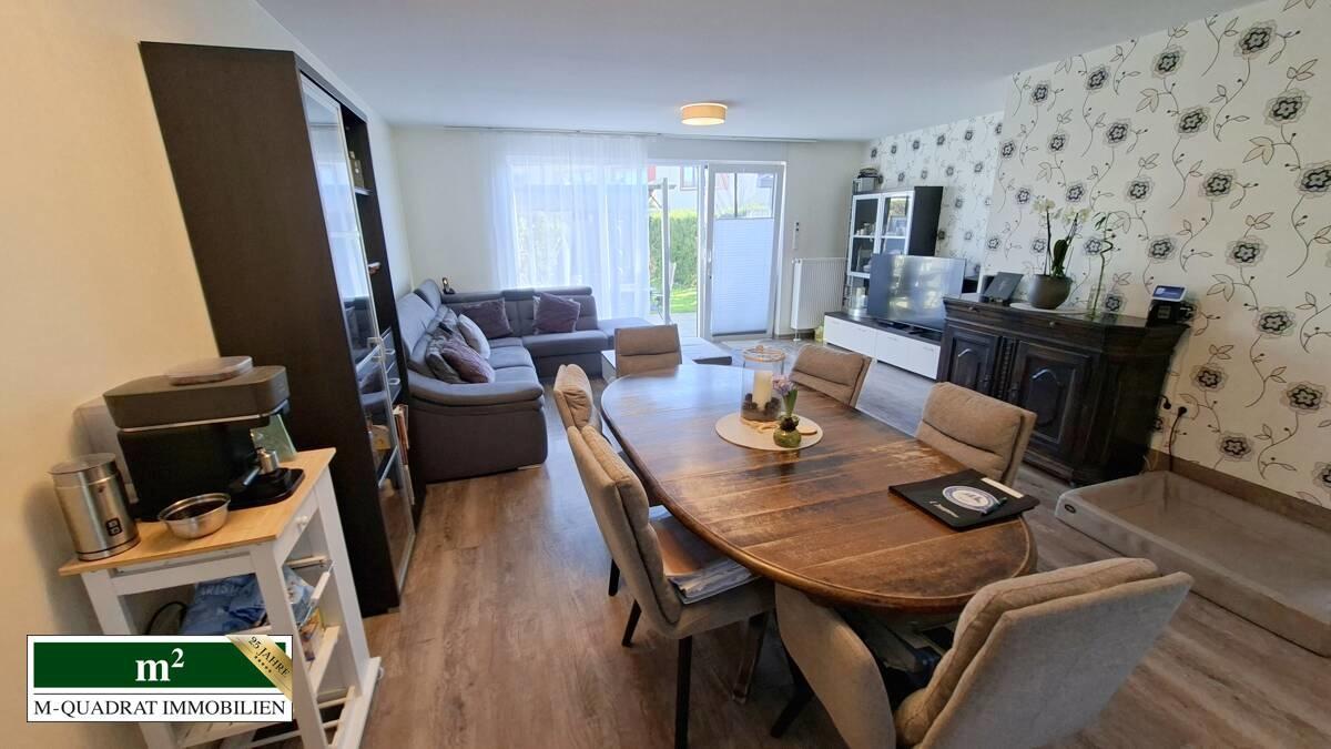 Wohnzimmer mit Zugang zur Terrasse