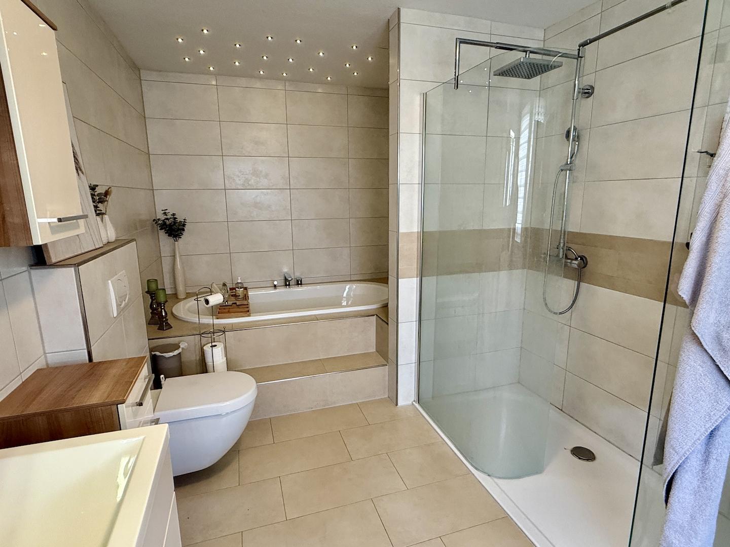 Badezimmer mit Badewanne u. ebenerdiger Dusche