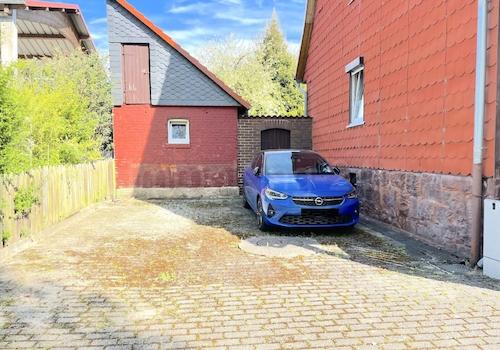 STELLPLÄTZE NEBEN DEM HAUS