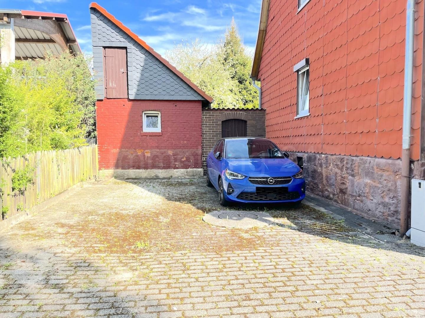 STELLPLÄTZE NEBEN DEM HAUS