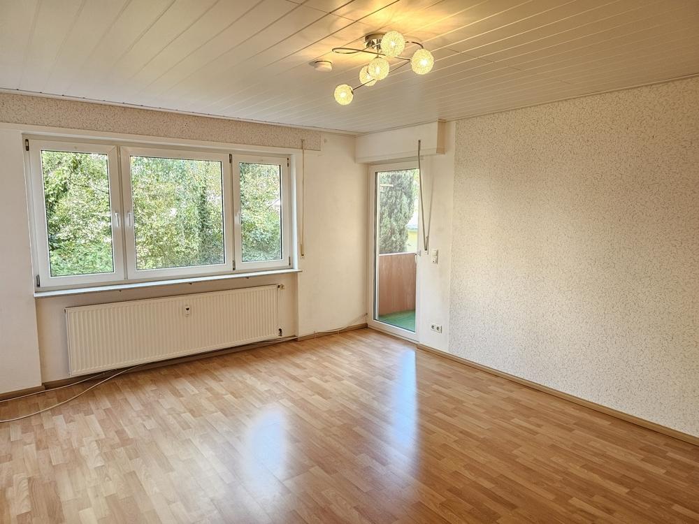 Wohnzimmer mit Balkon
