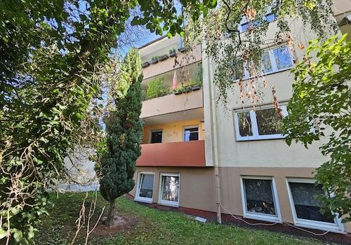 Ansicht von Westen - rote Balkonbrüstung