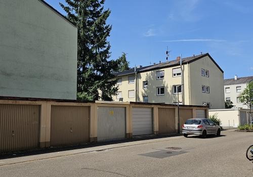 Garagenanlage dahinter das Wohnhaus