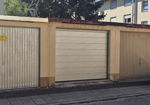 Garage mit elektrischem Sektionaltor