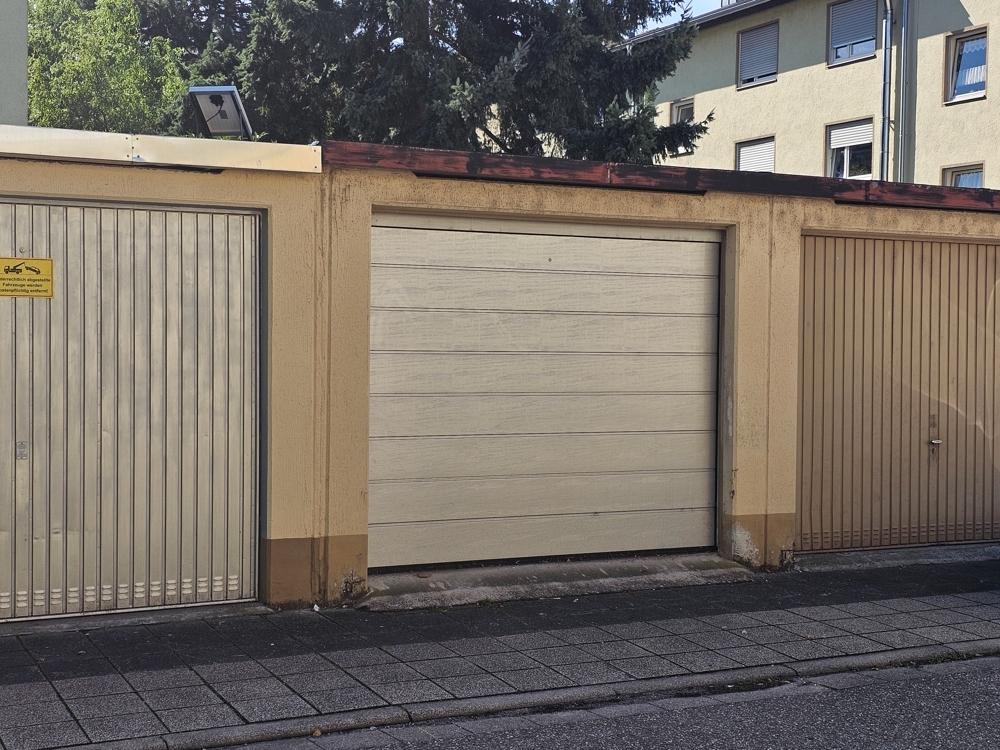 Garage mit elektrischem Sektionaltor