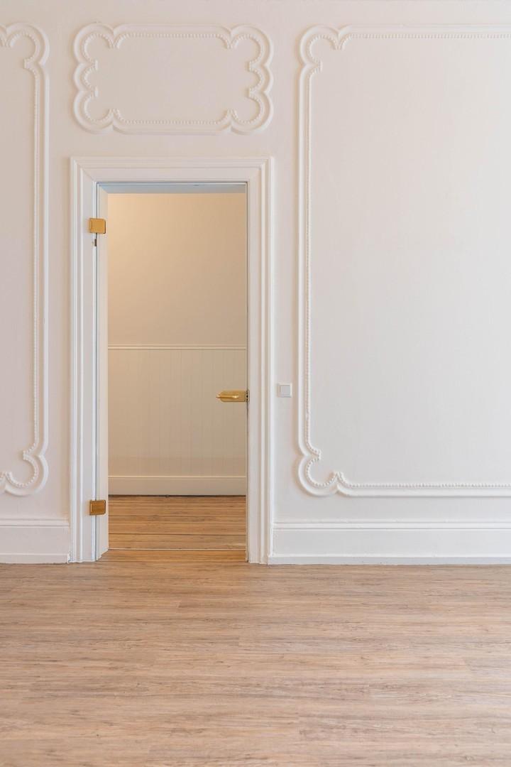 Glastür und Stuckelemente