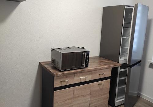 Sideboard, Mikrowelle, Kühlschrank