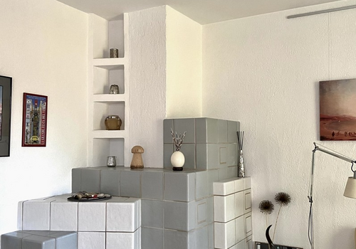 Kachelofen im Wohnzimmer