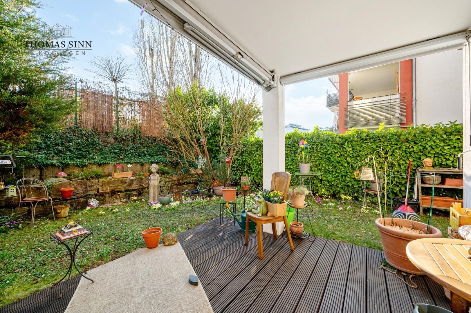 Überdachte Terrasse mit Markise