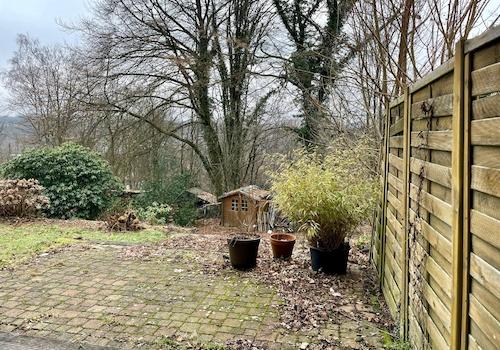 Blick von der Terrasse in den Garten