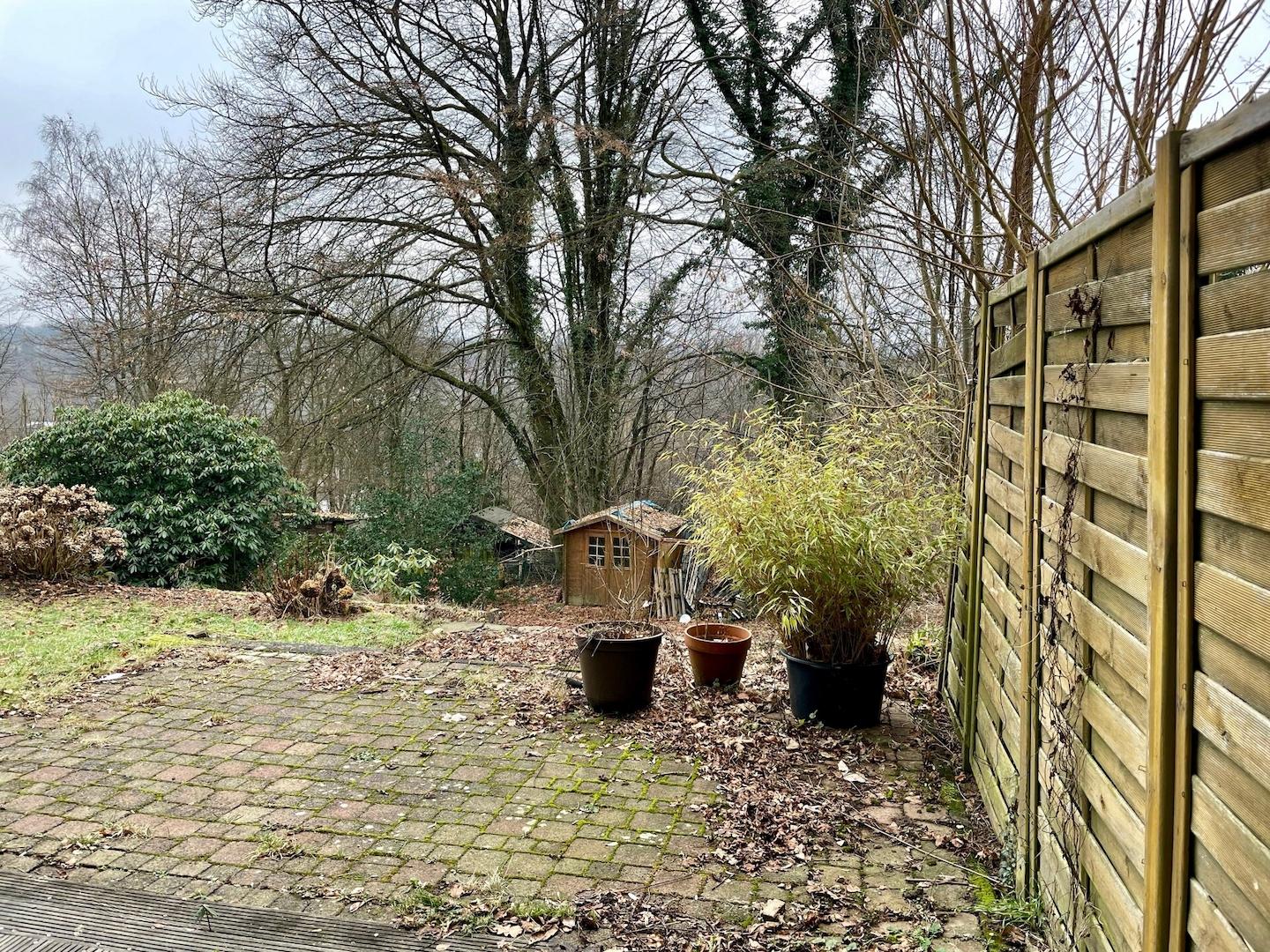 Blick von der Terrasse in den Garten