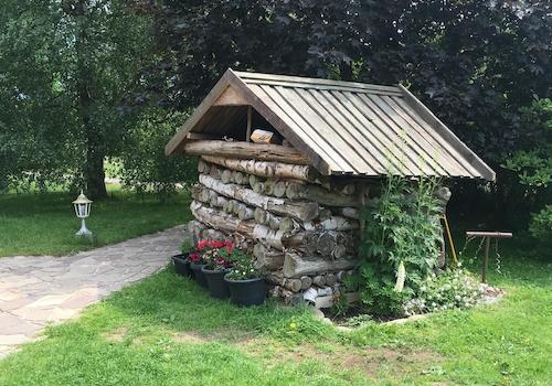 Dekoratives Birkenhäuschen