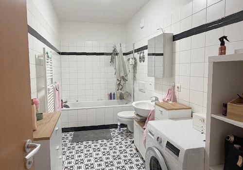 Bad mit schick beklebten Fliesen