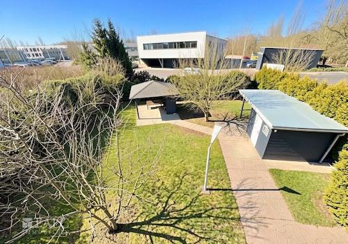 Blick in den Garten Blick von der Terrasse - (KI generiert)