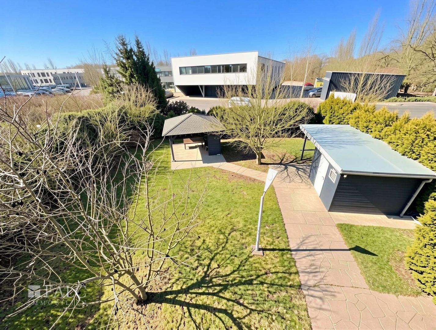 Blick in den Garten Blick von der Terrasse - (KI generiert)