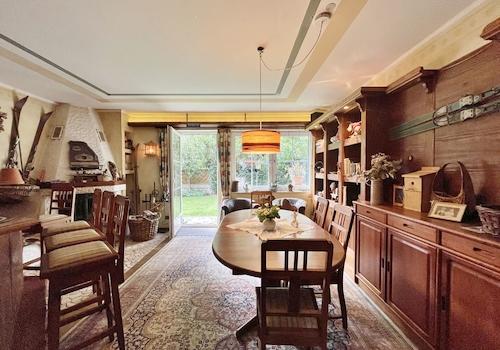 Bar mit Kamin und Außenzugang