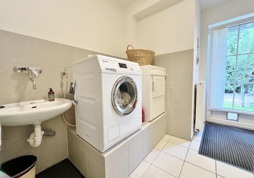 Hauswirtschaftsraum mit Ausgang zum Garten