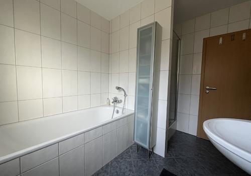 ... mit Wanne und Dusche