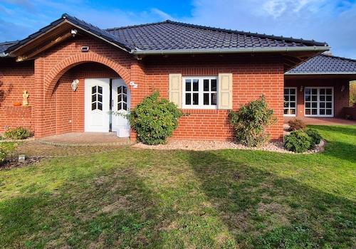 Rasenfläche vor dem Haus