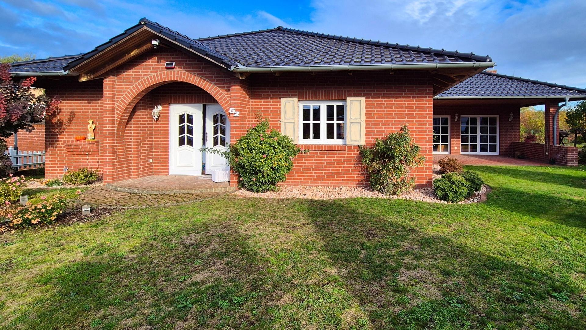 Rasenfläche vor dem Haus