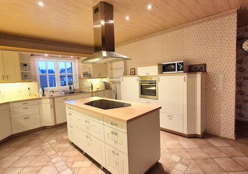 Kochinsel mit Ceranfeld