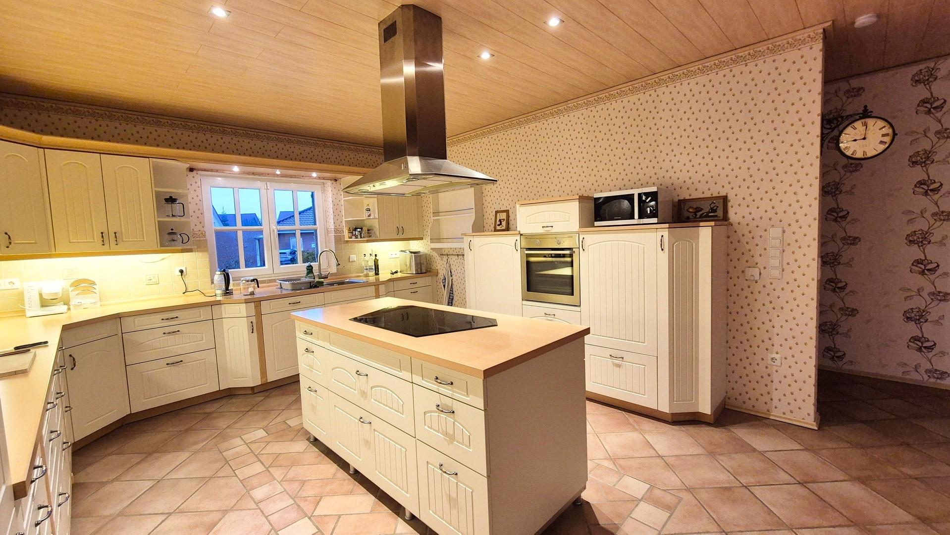 Kochinsel mit Ceranfeld