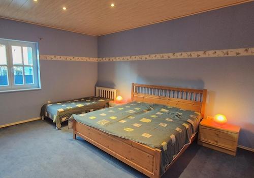 Bett im Schlaffzimmer