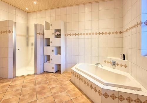 Dusche und Badewanne