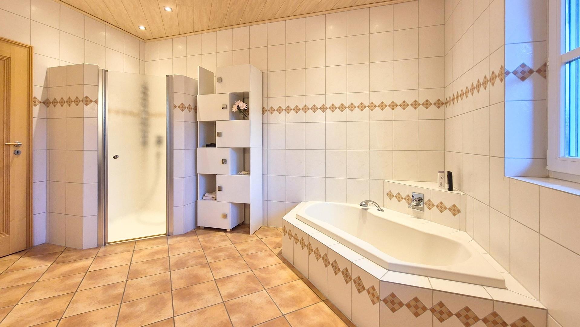 Dusche und Badewanne