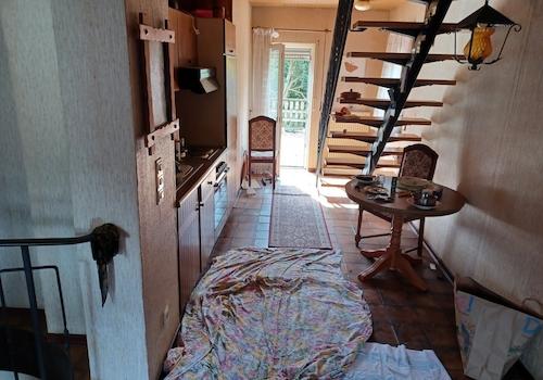 Küchenzeile OG mit Treppe ins DG rechts