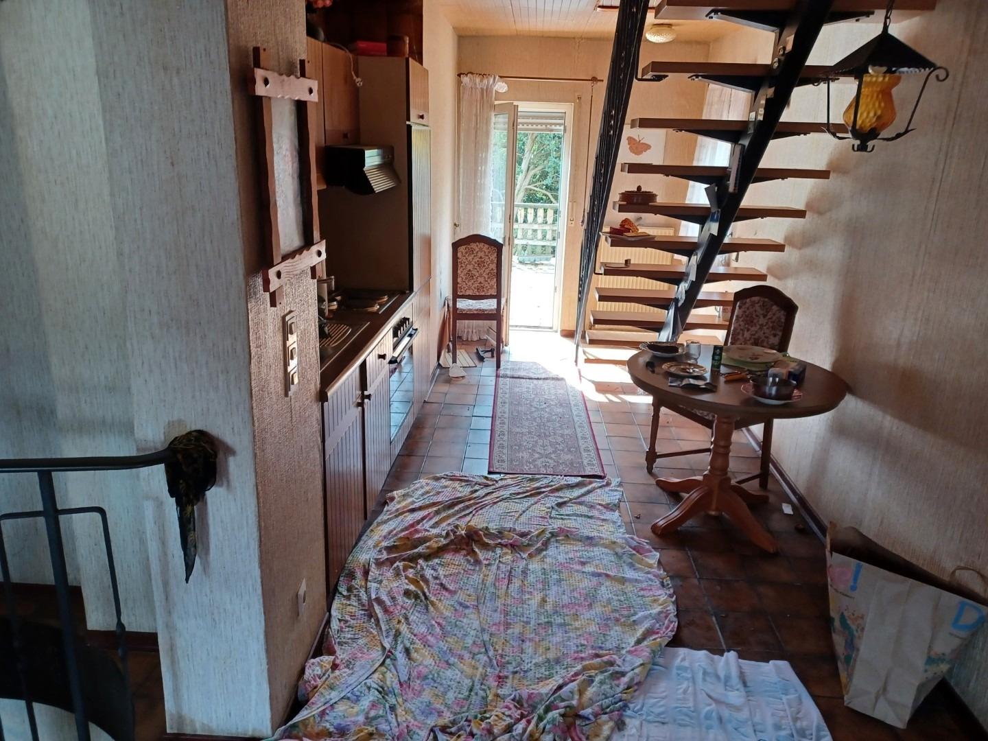 Küchenzeile OG mit Treppe ins DG rechts