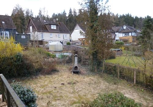 Blick von Balkon auf Gartenbereich