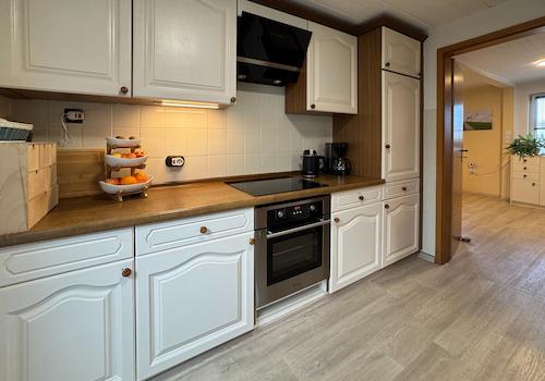 Küche mit Einbaugeräten