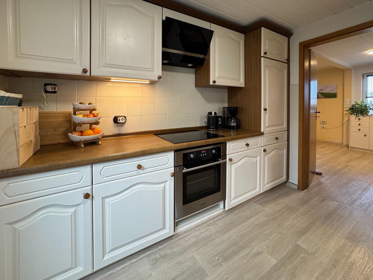 Küche mit Einbaugeräten