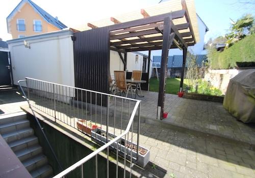 Rückansicht_Terrasse und Kellereingang