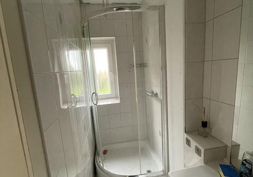 Badezimmer mit Dusche 