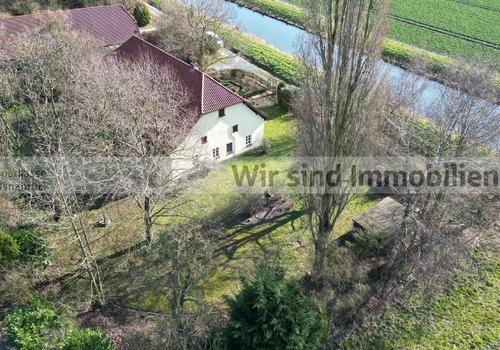 Giebelansicht und Garten