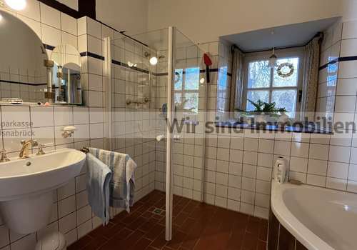 Badezimmer mit Wanne + Dusche