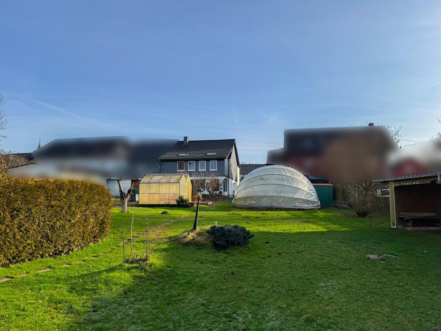 Gartenansicht mit Pool unter der Rundkuppel