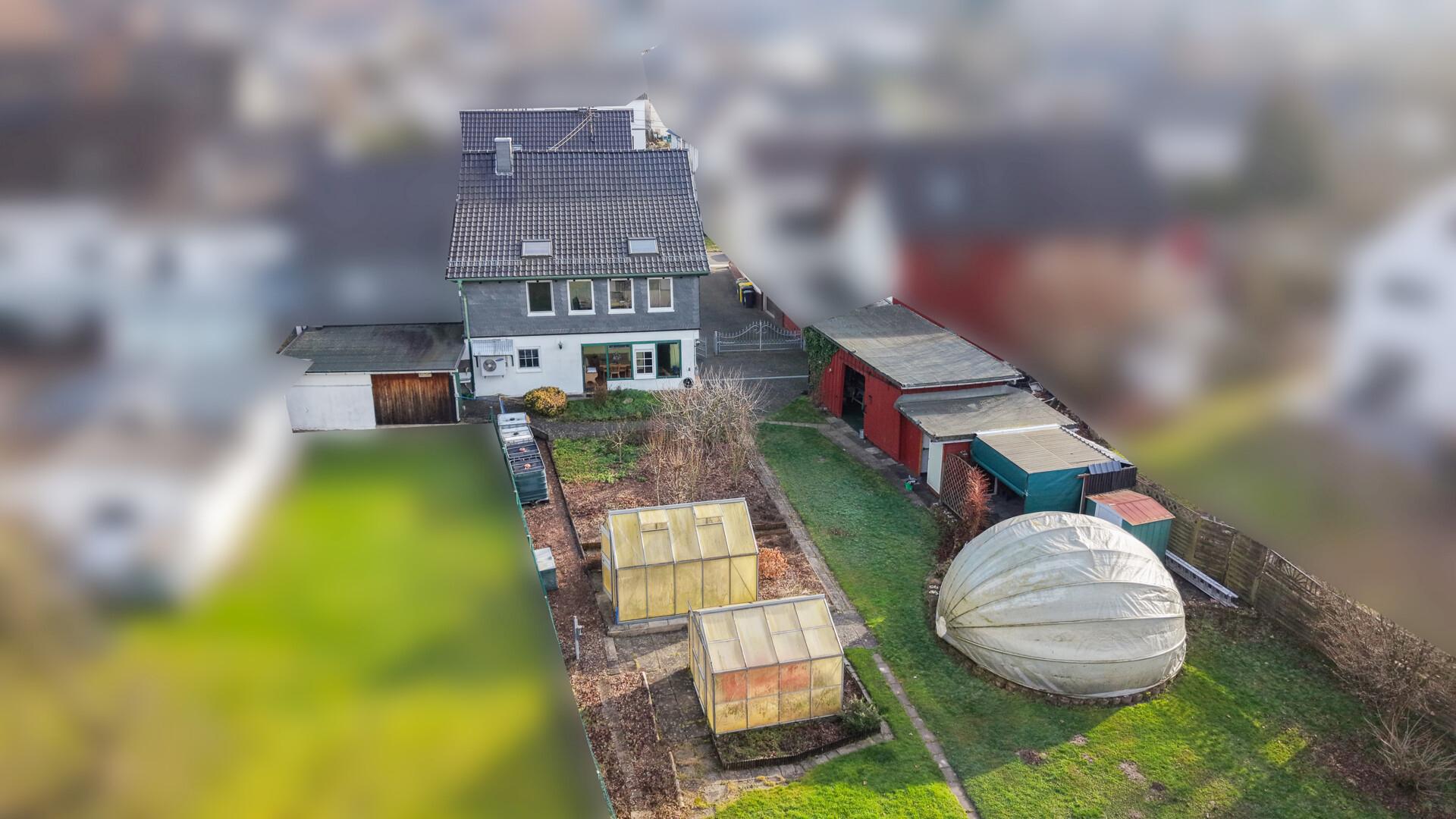 Gartenansicht mit Pool unter der Rundkuppel