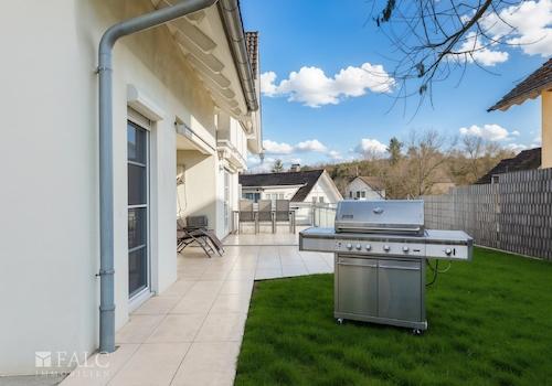 Terasse mit Grill (KI optimiert)